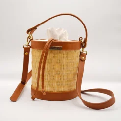 Mala Redonda em Junco Natural e Pele