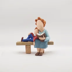 Senhora com Filho/Neto no Banco