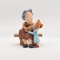 Senhora com Filha/Neta no Banco